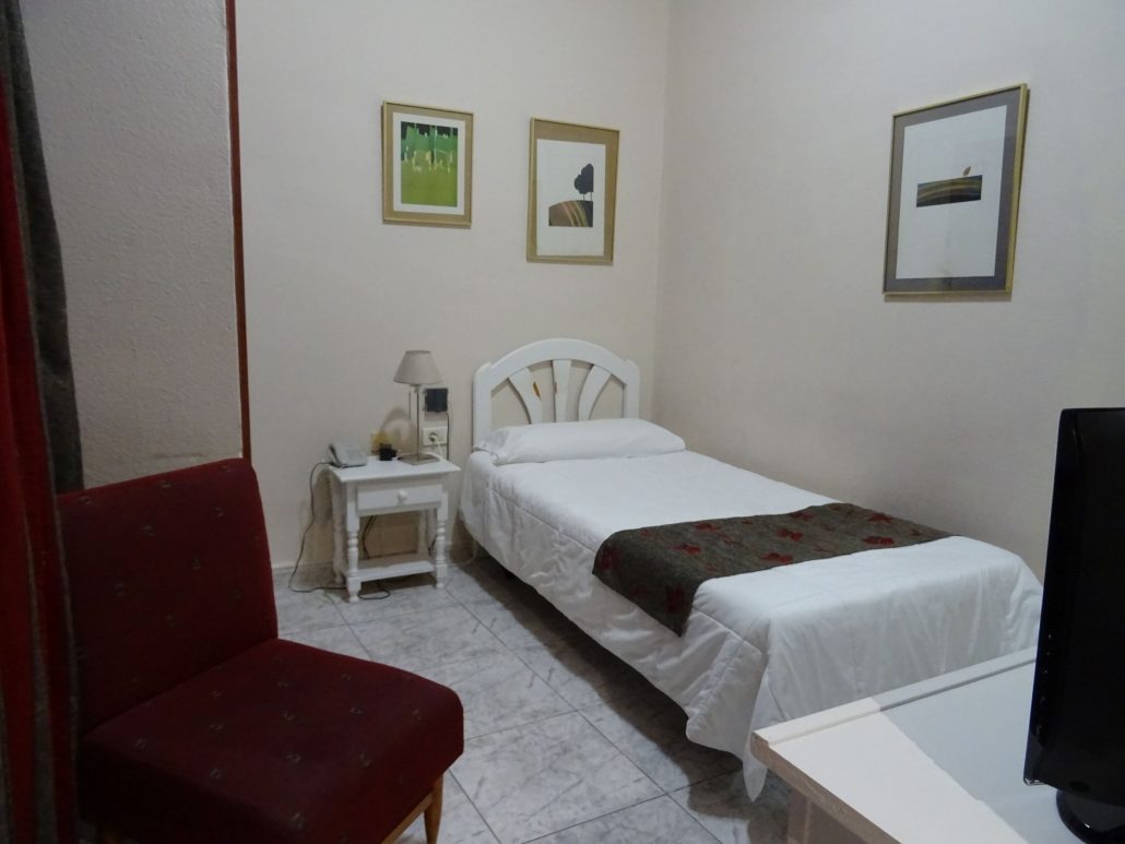 Habitación doble con cama de matrimonio del Hotel Tanausú